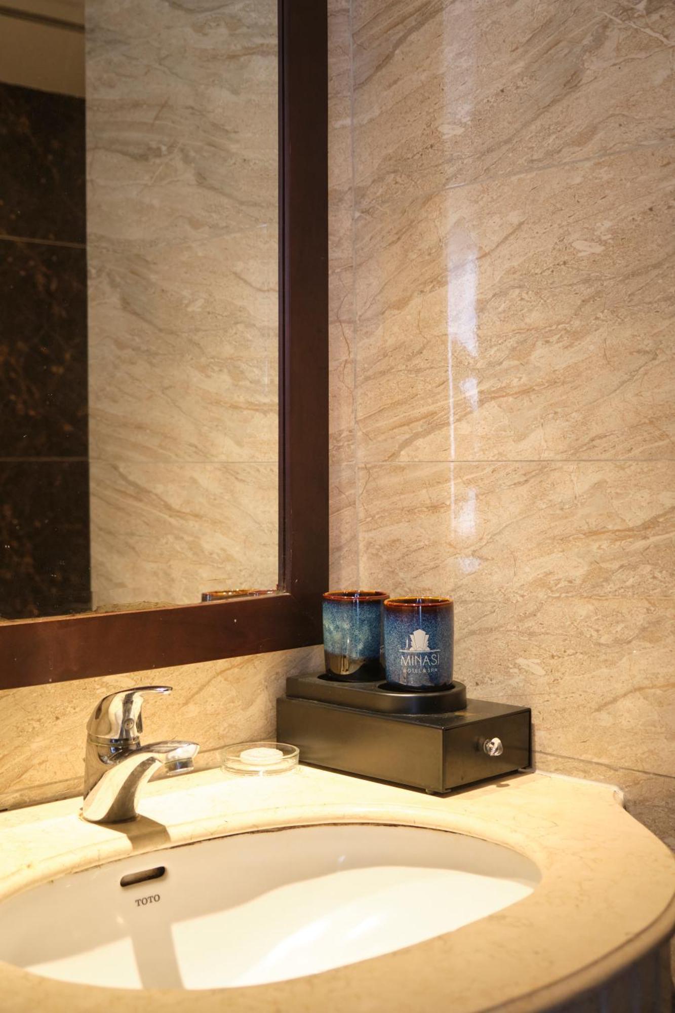 Minasi Premium Hotel Ханой Екстериор снимка